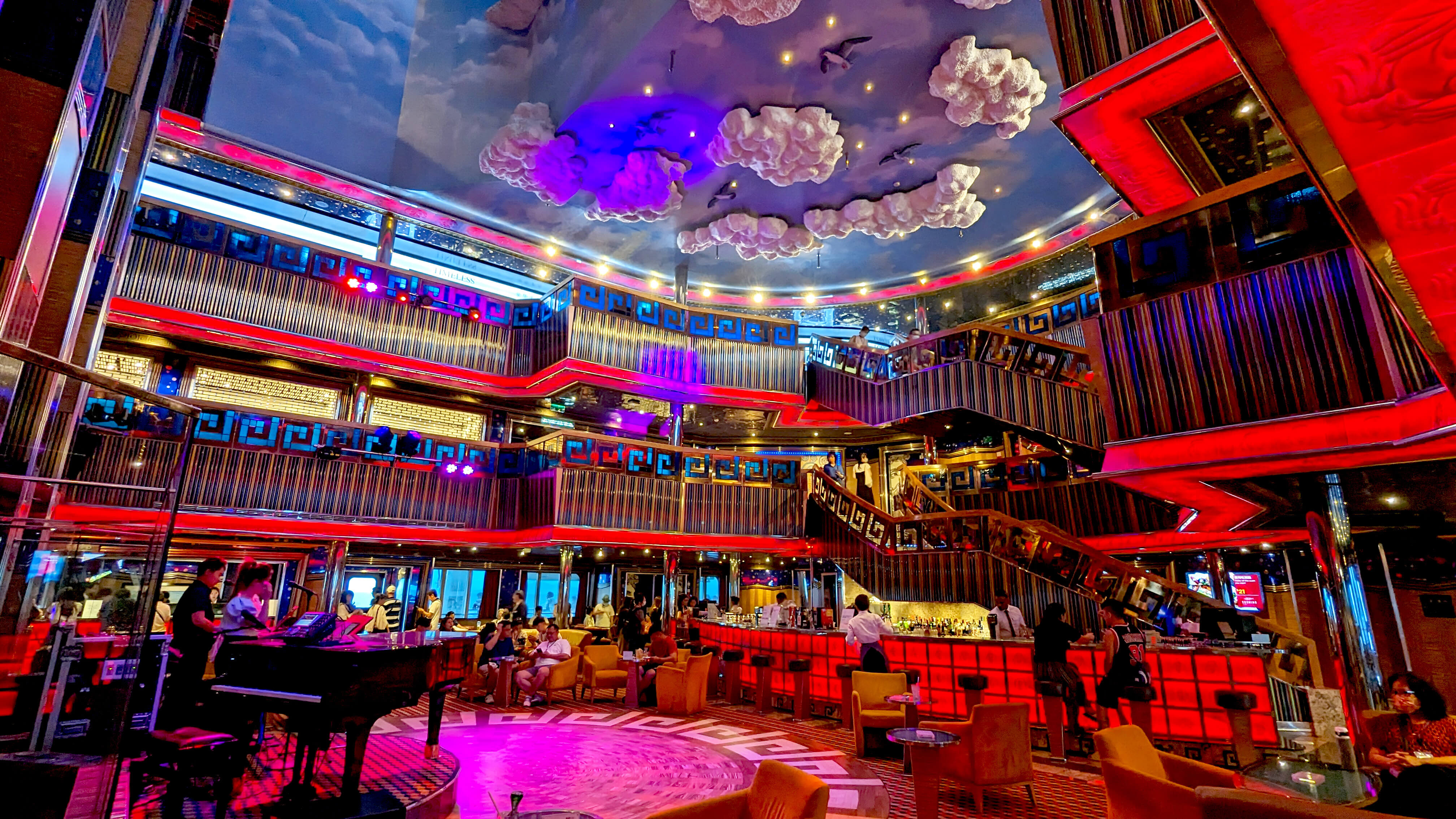 與船共舞 開啟華麗之旅-歌詩達莎倫娜號。完美還原度假場景，船艙精緻的工藝細節，讓你置身如夢般的義式假期。