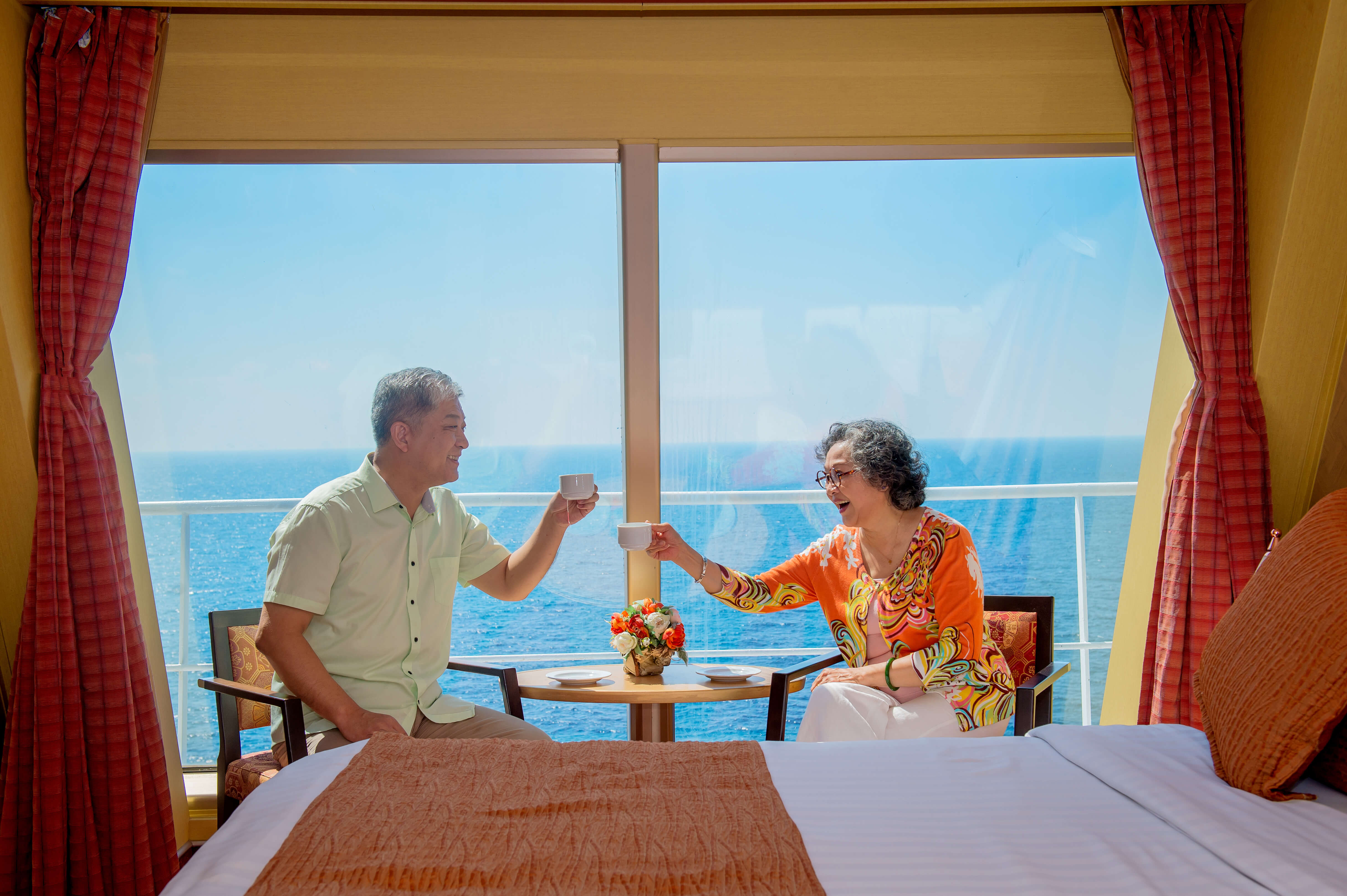 船上假期體驗 點一杯義士卡布奇諾，或是雞尾酒，來點小點伴隨著海浪和海風，打造完美的海上休閒時光。